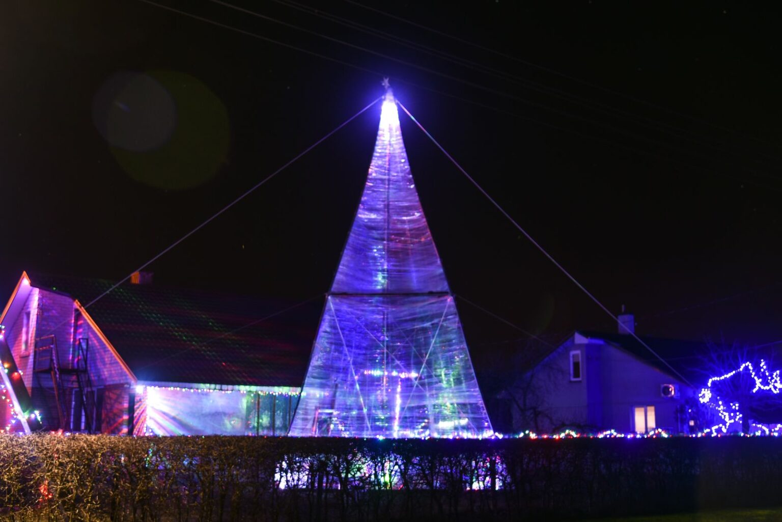 Kalėdinės dekoracijos ne vien tik smagi pramoga, bet ir istoriją saugantys laikmečio ženklai. Šiųmetė karščiausia tema – koronaviruso sukelta pandemija – jau persikėlė ir ant kalėdinių eglių.