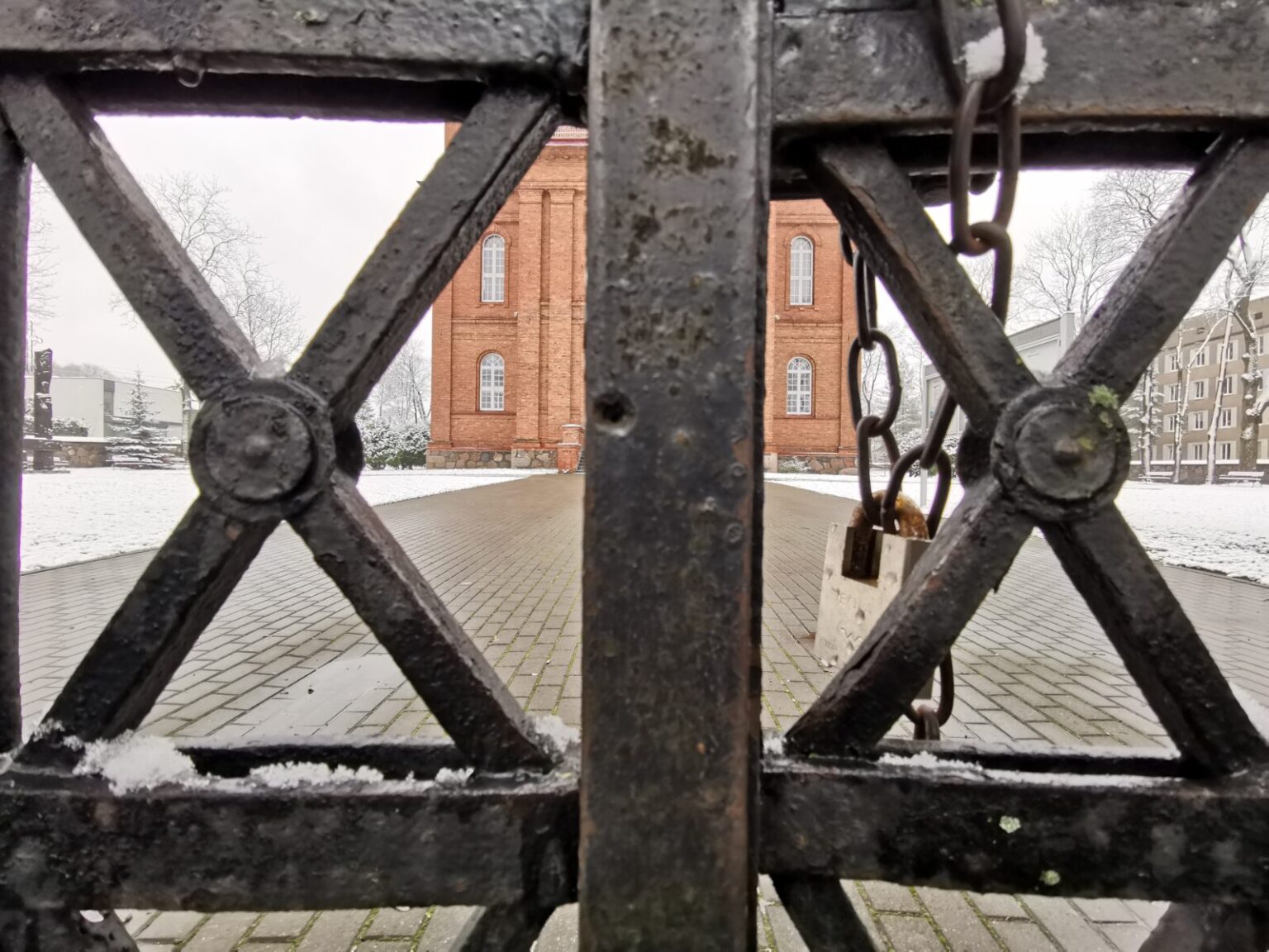 Prie prekybos centrų ar bažnyčių šventoriuose su ištiesta ranka stovintys varguoliai dėkoja už kiekvieną suaukotą eurą, tačiau neretai valdiškos sriubos lėkštę nustumia.