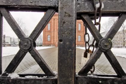 Prie prekybos centrų ar bažnyčių šventoriuose su ištiesta ranka stovintys varguoliai dėkoja už kiekvieną suaukotą eurą, tačiau neretai valdiškos sriubos lėkštę nustumia.