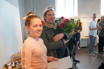 Panevėžio rajoną pasiekė džiugi žinia – Lietuvos moksleivių liaudies dailės konkurso ,,Sidabro vainikėlis“ nacionaliniame ture laimėtoja pripažinta Panevėžio rajono Upytės tradicinių amatų centro jaunoji kūrėja 15 metų Agnė Zalatorytė (mokytojas Romas Galiauskas).