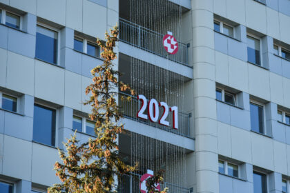 Gautąja vakcina nuo koronaviruso sekmadienį paskiepijusi 850 darbuotojų – ne tik medikų, bet ir administracijos bei techninio personalo darbuotojų, Respublikinė Panevėžio ligoninė priversta aiškintis, kodėl regioninėms Panevėžio ir Utenos apskričių ligoninėms tepaliko vos 125 dozes.