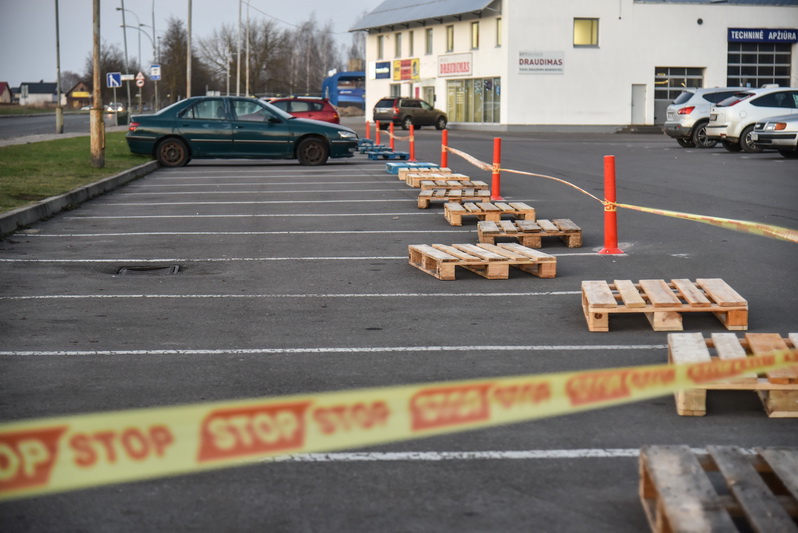 Didžiuosiuose Lietuvos miestuose prie parduotuvių įrengti specialūs stoveliai, ribojantys automobilių statymą. Kai kur tokias užkardas atstoja mediniai padėklai, išrikiuoti pirkinių vežimėliai ar STOP juostos. P. ŽIDONIO nuotr.