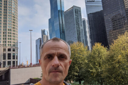 „Kol nenumirs paskutinis šioje istorijoje rankas susitepęs asmuo, tol tiesa neišaiškės“, – sako prieš 26-erius metus iš skęstančio kelto „Estonia“ išsigelbėjęs vienintelis lietuvis, panevėžietis Artūras Tamašauskas.