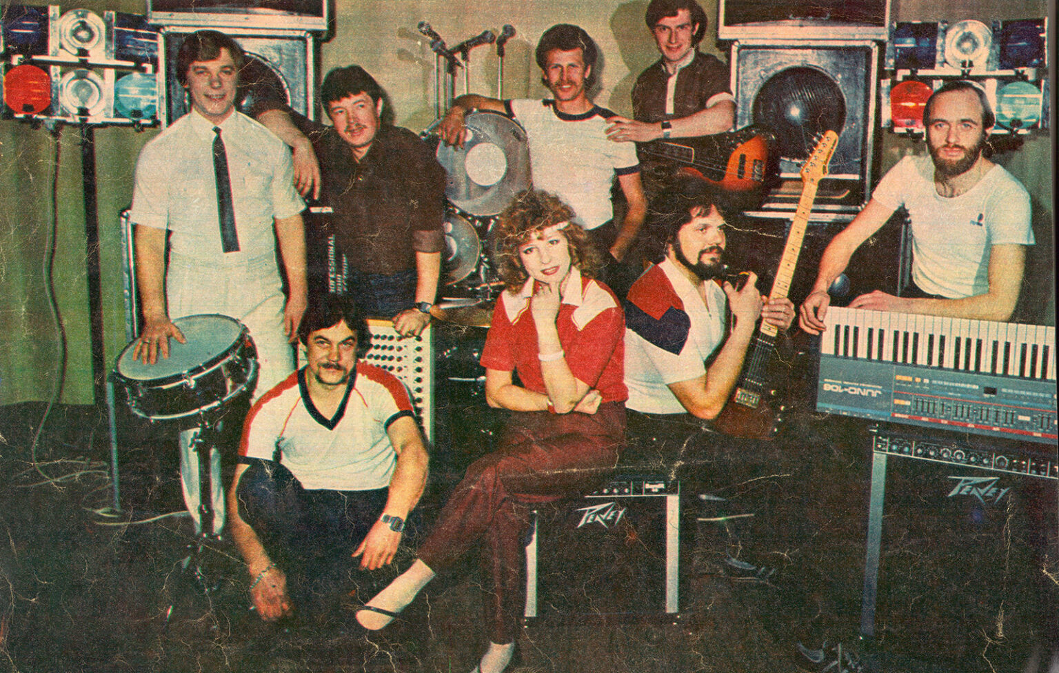 Prieš keturis dešimtmečius pirmąkart suskambėjusias dainas „Debesėlis“, „Vilkas ir septyni ožiukai“ ir dabar daugelis paniūnuotų. Jų autorius 88-erių panevėžietis Aloyzas Jareckas, kadaise buvęs labai reikalingas estrados žvaigždėms, toli gražu nesiruošia lipti ant krosnies. Jis vieną po kitos rašo knygas ir savo įžvalgomis dalijasi socialiniuose tinkluose.