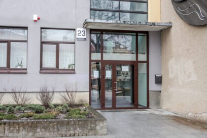 Panevėžio savivaldybei paskelbus mokinių priėmimą į pirmąsias ir penktąsias klases dar nuo šeštos valandos ryto prie Švietimo skyriaus nusidriekdavusią tėvų eilę šiemet išblaškė karantinas. Savivaldybei gyvai nebepriimant gyventojų, visus dokumentus tėvai privalo pateikti elektroniniu paštu. Visgi ir šįkart atsirado nekantriųjų, per anksti atsiuntusių dokumentus ir priverstų procedūrą pakartoti.