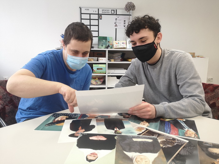 Savanoriauti į Panevėžio jaunuolių dienos centrą atvykęs prancūzas Tangujis Buhada visą kolektyvą įtraukė į vieno JAV muziejaus pasauliui mestą iššūkį – atkartojo garsių paveikslų scenas. JAUNUOLIŲ DIENOS CENTRO nuotr. 