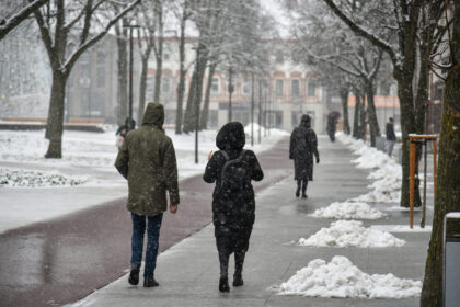 Žiemai rimčiau parodžius nagus, miesto valytojai suskubo kasti sniego ir barstyti gatvių. Šiųmetis šaltasis sezonas jiems bus pirmas, kai teks išmokti kitaip prižiūrėti rekonstruotas Panevėžio erdves.