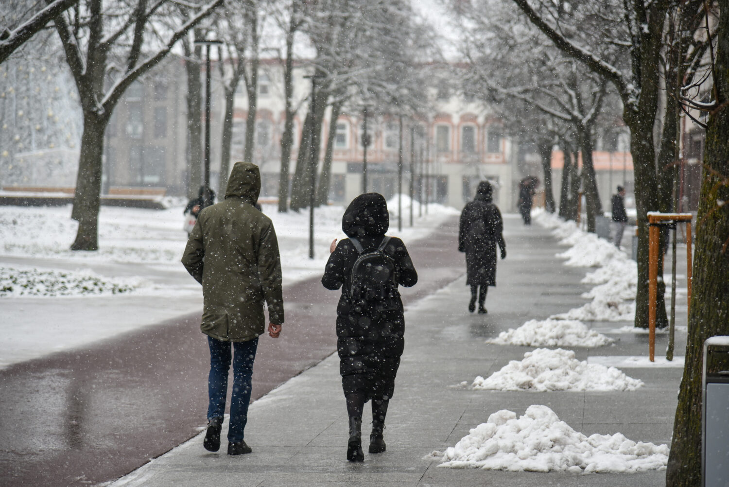 Žiemai rimčiau parodžius nagus, miesto valytojai suskubo kasti sniego ir barstyti gatvių. Šiųmetis šaltasis sezonas jiems bus pirmas, kai teks išmokti kitaip prižiūrėti rekonstruotas Panevėžio erdves.