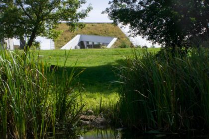 Dirbę Danijoje, Honkonge, netgi laimėję milžinišką konkursą sutvarkyti uosto teritoriją Suomijoje, kuri supa viena seniausių viduramžių pilių Šiaurės Europoje, architektų pora Giedrius Mamavičius ir Gabrielė Ubarevičiūtė bene labiausiai jaudinosi projektuodami namą ypatingai užsakovei – Giedriaus mamai.