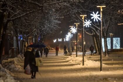 Žiemai rimčiau parodžius nagus, miesto valytojai suskubo kasti sniego ir barstyti gatvių. Šiųmetis šaltasis sezonas jiems bus pirmas, kai teks išmokti kitaip prižiūrėti rekonstruotas Panevėžio erdves.