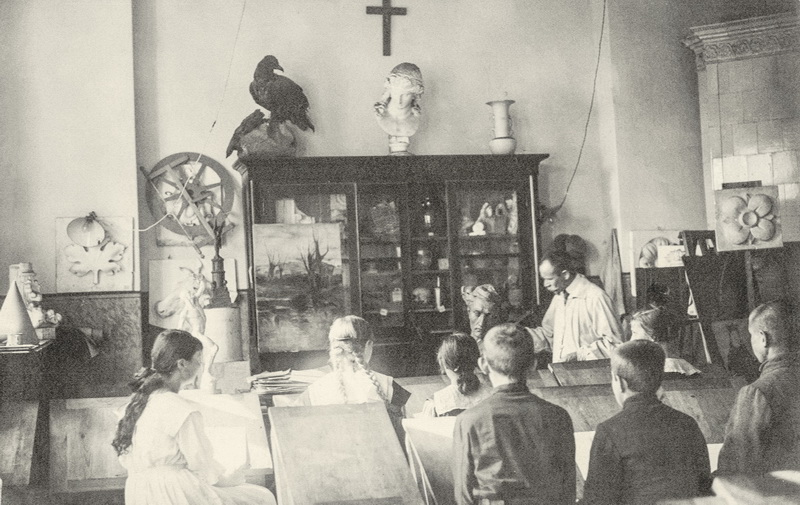 Juozas Zikaras piešimo pamokoje Panevėžio valstybinėje gimnazijoje. 1920–1928 metai. LIETUVOS LITERATŪROS IR MENO ARCHYVO nuotr.