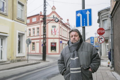 Panevėžio apskrities Gabrielės Petkevičaitės-Bitės viešosios bibliotekos darbuotoją, kultūros, vaikų ir jaunimo projektų sumanytoją, vadovą ir dalyvį Arnoldą Simėną pažįsta visi Panevėžio jaunieji poetai ir rašytojai – jaunųjų kūrėjų tribūnos „Nevėžis“ autoriai. Be A. Simėno sunku būtų įsivaizduoti ir kasmet į Panevėžį ateinantį „Poezijos pavasarį“. Jaunystėje gimtuosius Šiaulius iškeitęs į meilės emigraciją Panevėžyje, Arnas jau dešimtmečius yra didelis Aukštaitijos sostinės patriotas. Ir nepaisant viso šito, A. Simėnas nustebina pareiškęs, kad turėdamas galimybę persikūnyti į knygos herojų, būtų... niekšu.