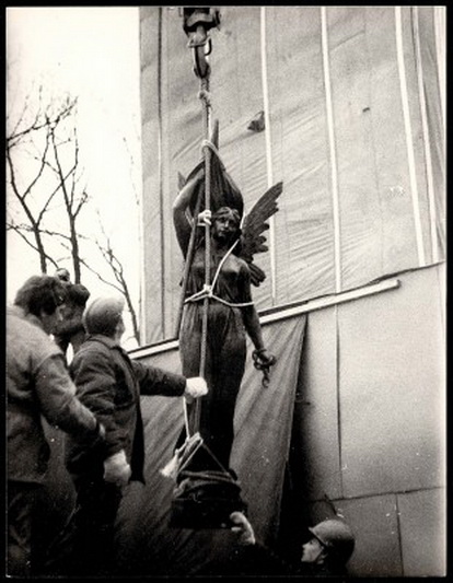 1950-aisiais Kaune J. Zikaro garsioji „Laisvė“ nugriauta, o į tą pačią vietą sugrįžo jau 1989-ųjų vasario 16-ąją. MUZIEJUEDUKACIJA.LT nuotr.