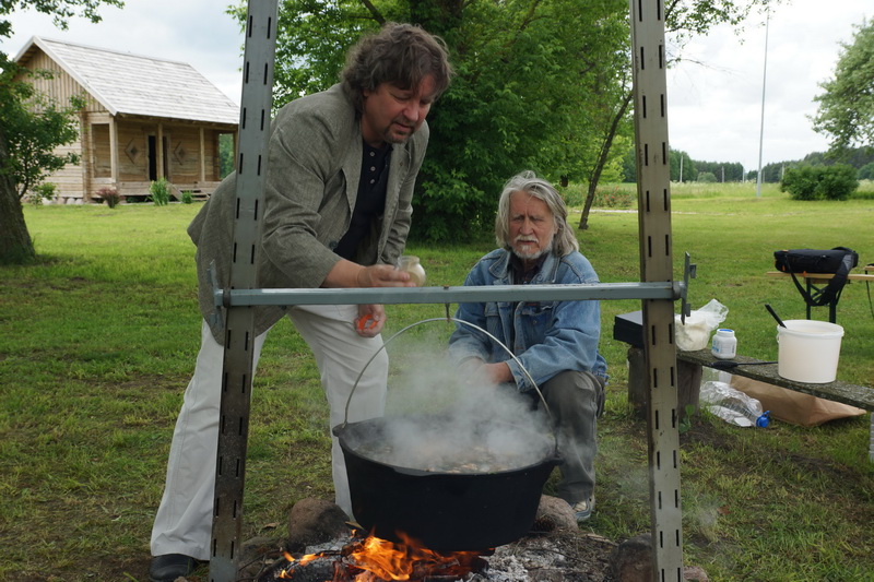 Poetinės starkakojų sriubos virimas Poezijos pavasario skaitymų dalyviams. V. BENAŠO nuotr. 