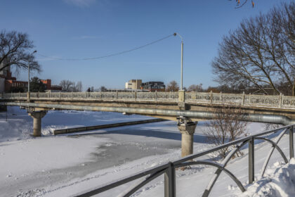 Nors Panevėžys – labai kompaktiškas miestas, tačiau jame yra net aštuoni tiltai per Nevėžį. Dalis jų mena tarpukarį, ne kartą pakeitę išvaizdą. Kol kas tik vienas jų – pėsčiųjų tiltas atnaujintame Kultūros ir poilsio parke vos prieš keletą metų sulaukė kapitalinio remonto. Likusieji arba dar laukia savo eilės, arba ant jų jau trypčioja statybininkai.