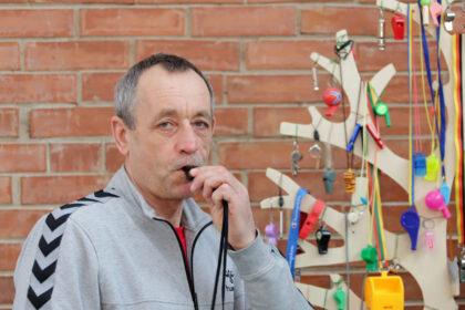 Paįstrio Juozo Zikaro gimnazijos mokytojas Vytautas Gutauskas prieš kelis dešimtmečius pradėjęs į dėžutę dėti kūno kultūros pamokose nebenaudojamus švilpukus net nenujautė, kad kada nors tai virs unikalia kolekcija, verčiančia žmones aikčioti.