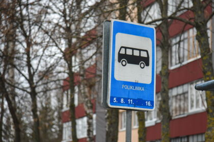 Karantino metu keičiamas miesto maršrutinių autobusų reisų grafikas tapo savotišku žaidimu. Panevėžiečiai patys turi atspėti, kada sulauks autobuso. Mat stotelėse iškabinti tvarkaraščiai rodo vieną laiką, o autobusai važiuoja kitu.