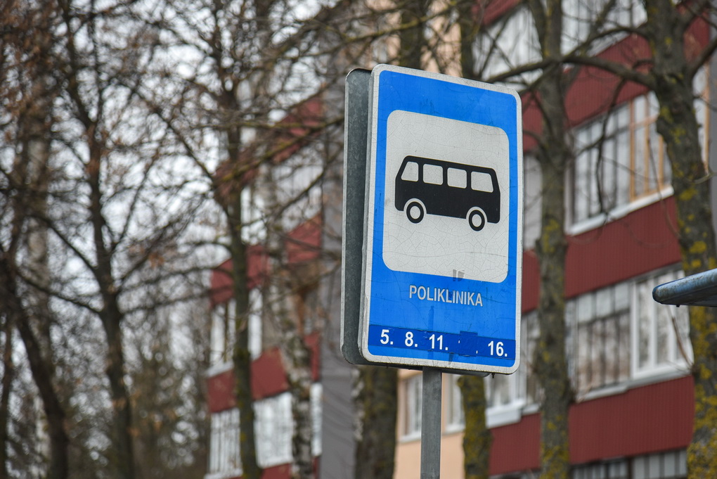 Karantino metu keičiamas miesto maršrutinių autobusų reisų grafikas tapo savotišku žaidimu. Panevėžiečiai patys turi atspėti, kada sulauks autobuso. Mat stotelėse iškabinti tvarkaraščiai rodo vieną laiką, o autobusai važiuoja kitu.