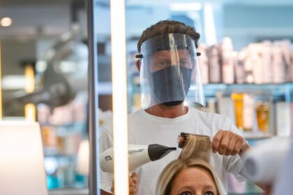 Karantino mada vaikščioti nekirptais plaukais ir natūraliomis šukuosenomis baigiasi.