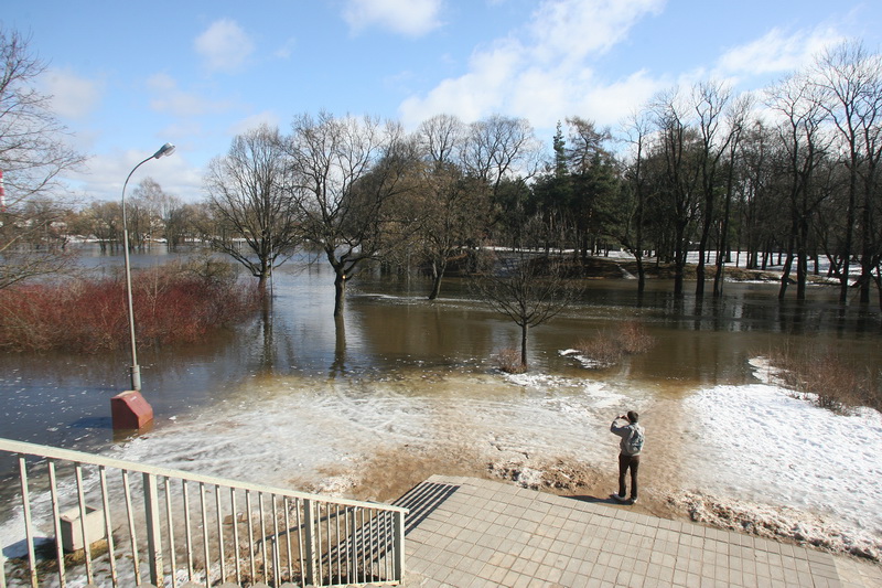 2010-aisiais išsiliejęs Nevėžis paskandino Skaistakalnio parką. „SEKUNDĖS“ ARCHYVO nuotr.
