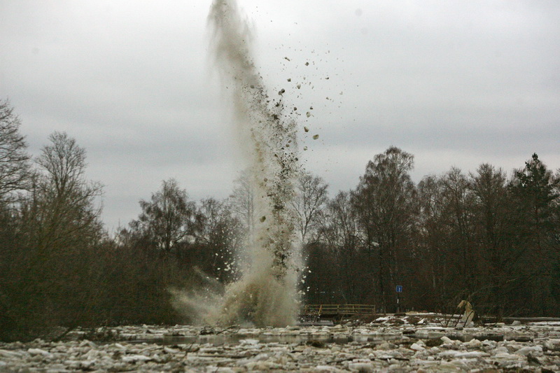 Panevėžio rajono sodininkus prieš dešimtmetį nuo vandens stichijos teko gelbėti net kariams – ledų sankaupos buvo sprogdinamos. „SEKUNDĖS“ ARCHYVO nuotr.