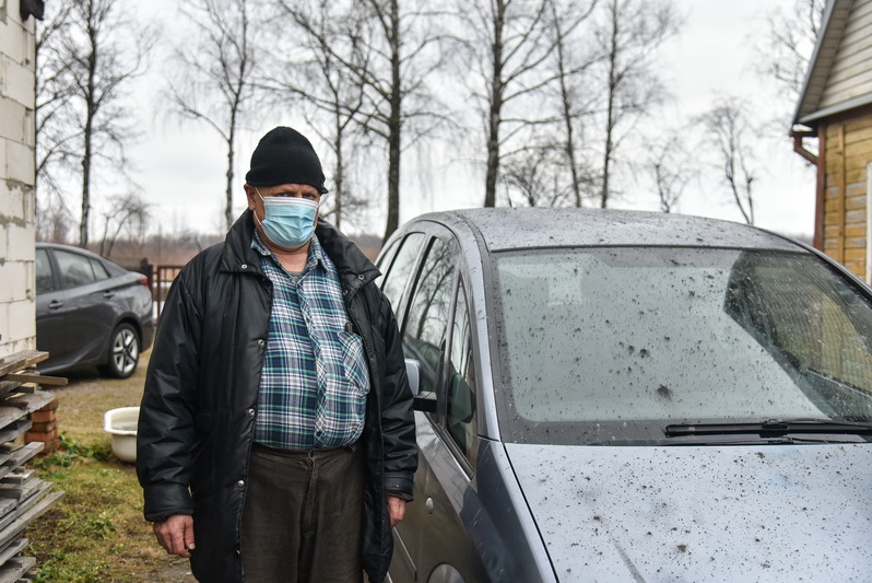 Gyvenantieji Pušaloto gatvėje, „Panevėžio energijos“ kaimynystėje, penktadienio rytą nustėro išvydę, kaip atrodo pelenais apdrėbti jų kiemai. P. ŽIDONIO nuotr.