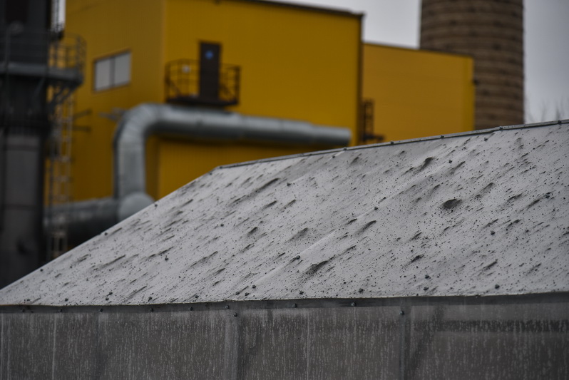 Per pastaruosius trejetą mėnesių ant Pušaloto gatvės kiemų ir namų teršalai pasipila jau trečią kartą. P. ŽIDONIO nuotr.