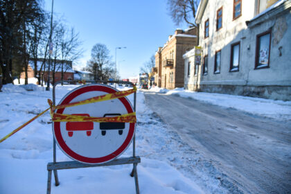 Į Panevėžio centre rekonstruojamą Vasario 16-osios gatvę pavasarį vėl grįžta archeologai, o jų dar rudenį šioje vietoje atkasti moterų, vyrų, vaikų, net naujagimių palaikai vėl atguls amžino poilsio, tik į kitą vietą. Juos rengiamasi perlaidoti Venslaviškio gatvėje.