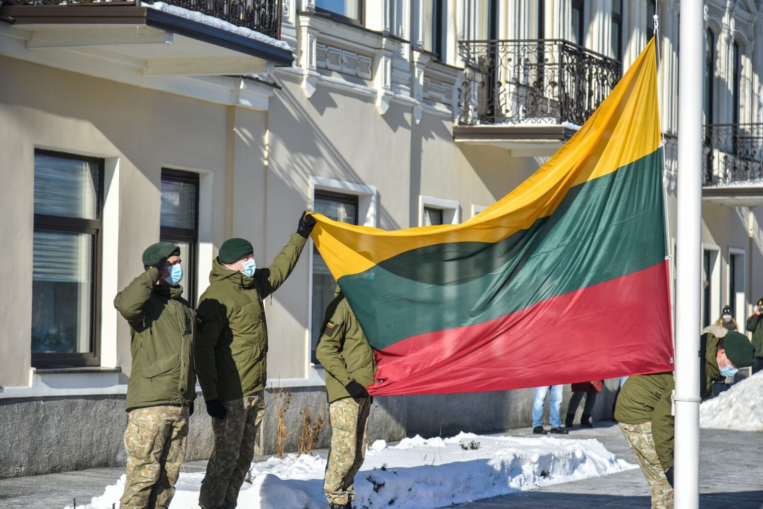 Nors pandemija ir karantinas suvaržė galimybę susirinkti į masinius renginius, Vasario 16-ąją Panevėžys švenčia kitaip, bet taip pat iškilmingai ir įdomiai.