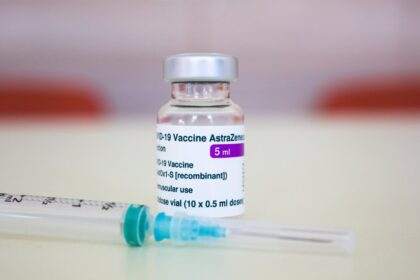 „Šiandien gavau valandos bėgyje iš Valstybinės vaistų kontrolės tarnybos rekomendaciją, kuria tarnyba, kaip ir kitos Europos Sąjungos valstybės, atsargumo sumetimais rekomenduoja sustabdyti vakcinavimą COVID-19 vakcina „AstraZeneca“ iki Europos vaistų agentūra pateiks galutines išvadas dėl šios vakcinos saugumo“, – spaudos konferencijoje antradienį pranešė sveikatos apsaugos ministras Arūnas Dulkys.