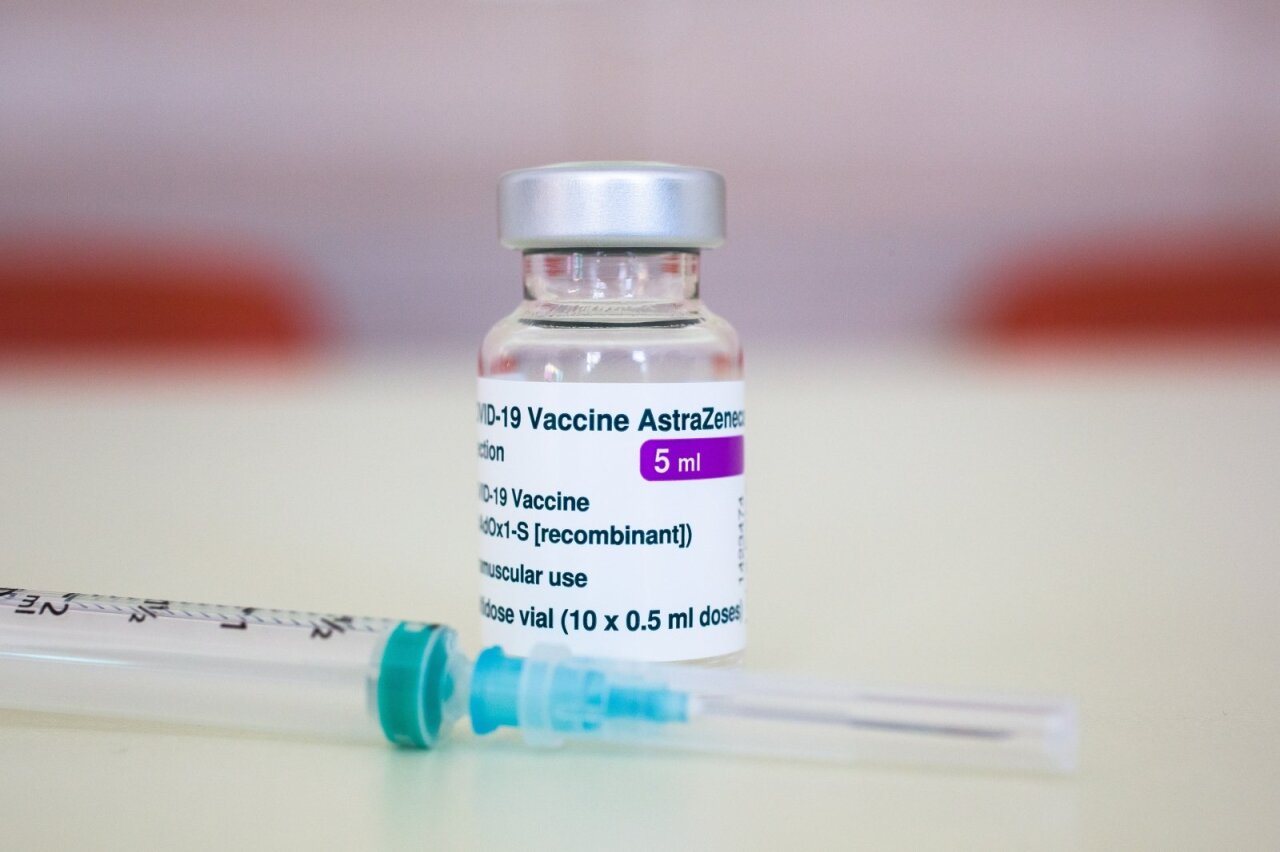 „Šiandien gavau valandos bėgyje iš Valstybinės vaistų kontrolės tarnybos rekomendaciją, kuria tarnyba, kaip ir kitos Europos Sąjungos valstybės, atsargumo sumetimais rekomenduoja sustabdyti vakcinavimą COVID-19 vakcina „AstraZeneca“ iki Europos vaistų agentūra pateiks galutines išvadas dėl šios vakcinos saugumo“, – spaudos konferencijoje antradienį pranešė sveikatos apsaugos ministras Arūnas Dulkys.