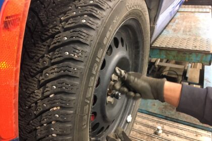 Vyriausybė mėnesiu, iki gegužės 10 dienos, pavėlino datą, kada būtina pasikeisti dygliuotas padangas.