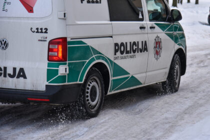 Panevėžyje, Nemuno gatvėje tvarkant įsigytą butą, sieninėje spintoje rastas šaunamasis ginklas.