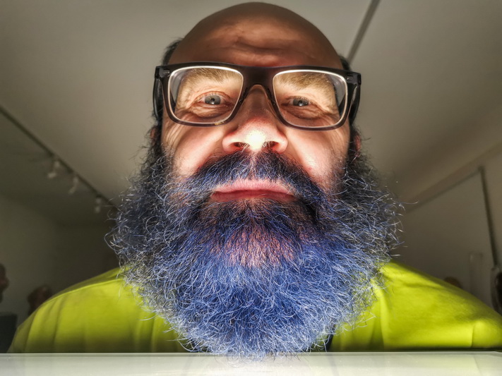 Padrąsintas entuziastingai nusiteikusios dukros, Remigijus Kriukas jubiliejaus išvakarėse, atžalos džiaugsmui, virto tikrų tikriausiu Šarlio Pero pasakos veikėju Mėlynbarzdžiu. I. STULGAITĖS-KRIUKIENĖS nuotr.