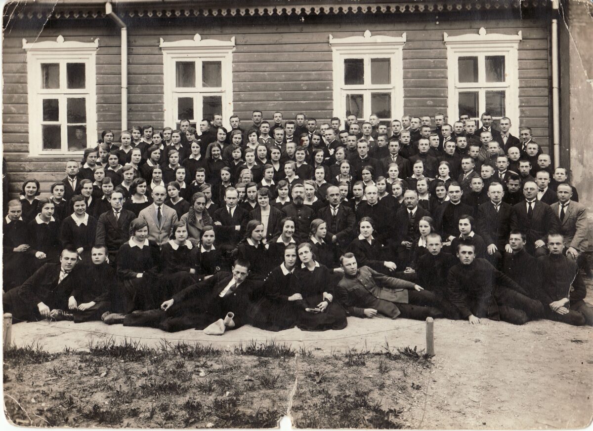 J. Elisonas su Panevėžio mokytojų seminarijos dėstytojais. Sėdi centre. XX a. 3 dešimtmetis. Panevėžio kraštotyros muziejaus fondų nuotr.