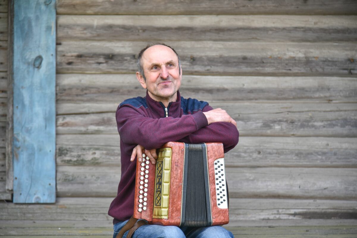 Natų nepažinęs savamokslis muzikantas groja tik iš klausos. P. Židonio nuotr.