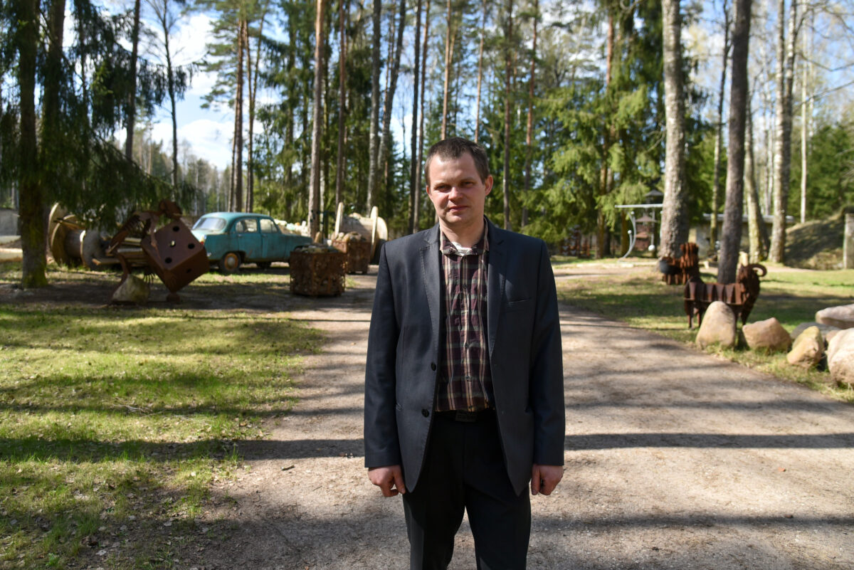 Į apleistą buvusį karinį štabą Žaliojoje girioje investavęs kelias dešimtis tūkstančių eurų, tam paėmęs paskolą, S. Misevičius skaičiuoja nuostolius dėl jau trečius metus neįvedamos elektros. P. Židonio nuotr.