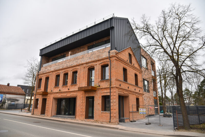 Prieš 120 metų statytas ir ilgą laiką apleistas raudonų plytų mūrinis pastatas pasikeitė neatpažįstamai, tačiau visuomenėje kilo diskusijos, ar modernizmas neišniekino senosios architektūros. P. ŽIDONIO nuotr. 