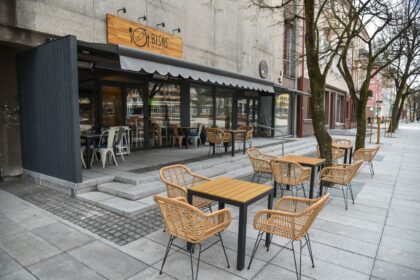 Po pusmetį trukusio uždarymo Panevėžio kavinės kol kas dar nedrąsiai laukia lankytojų. Leidus tik iš dalies atnaujinti veiklą, vienos miesto kavinės ketvirtadienį jau nuo ankstyvo ryto rikiavo lauke staliukus, kitos labai neskubėjo, o trečiose ir toliau liko tyla.