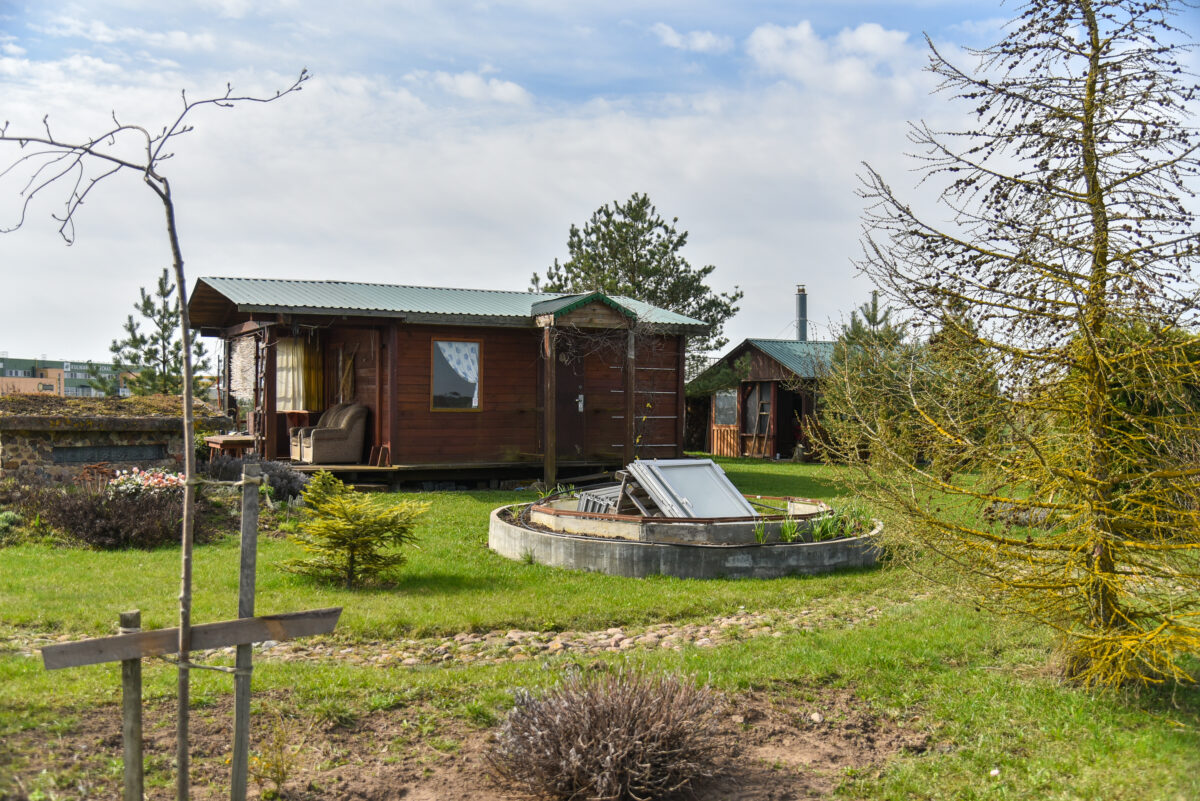 Panevėžio pašonėje, netoli aplinkkelio namus baigiantis pasistatyti panevėžietis Vytautas Vaičiūnas netrukus galėtų švęsti įkurtuves, jei ne spyną ant jo sodybos vartų užkabinę elektrikai. P. Židonio nuotr.