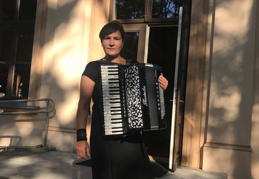 Panevėžio V. Mikalausko menų gimnazijos akordeono mokytoja ekspertė Ala Fetingienė būdama 15-os įsimylėjo Panevėžį, o dar penkeriais metais anksčiau – akordeoną.