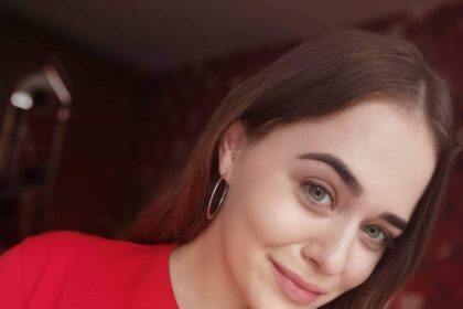 Dvidešimt ketverių panevėžietei Brigitai draugai baksnoja: esą jos biologinis amžius jaunesnis nei požiūris į gyvenimą. O jos sutuoktinis juokiasi, kad žmona tikriausiai už juos abu renka karmos taškus. Buhalterinės apskaitos specialistei tiesiog prireikė daugiau erdvės savirealizacijai, tad Brigita Mačionienė ėmėsi savanorystės Lietuvos Raudonojo Kryžiaus (LRK) draugijoje.