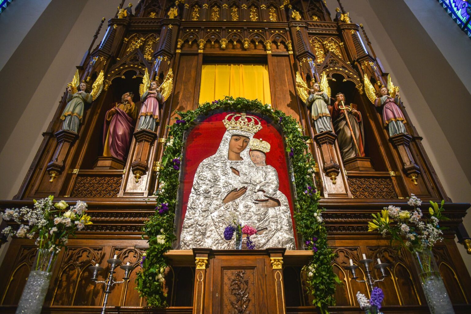 Po ilgos pertraukos į Krekenavos baziliką sugrįžo restauruotas unikalus ir Švč. Mergelės Marijos su vaikeliu Jėzumi paveikslas. Stebuklingu laikomas paveikslas restauratorių rankose išbuvo kone septynerius metus.