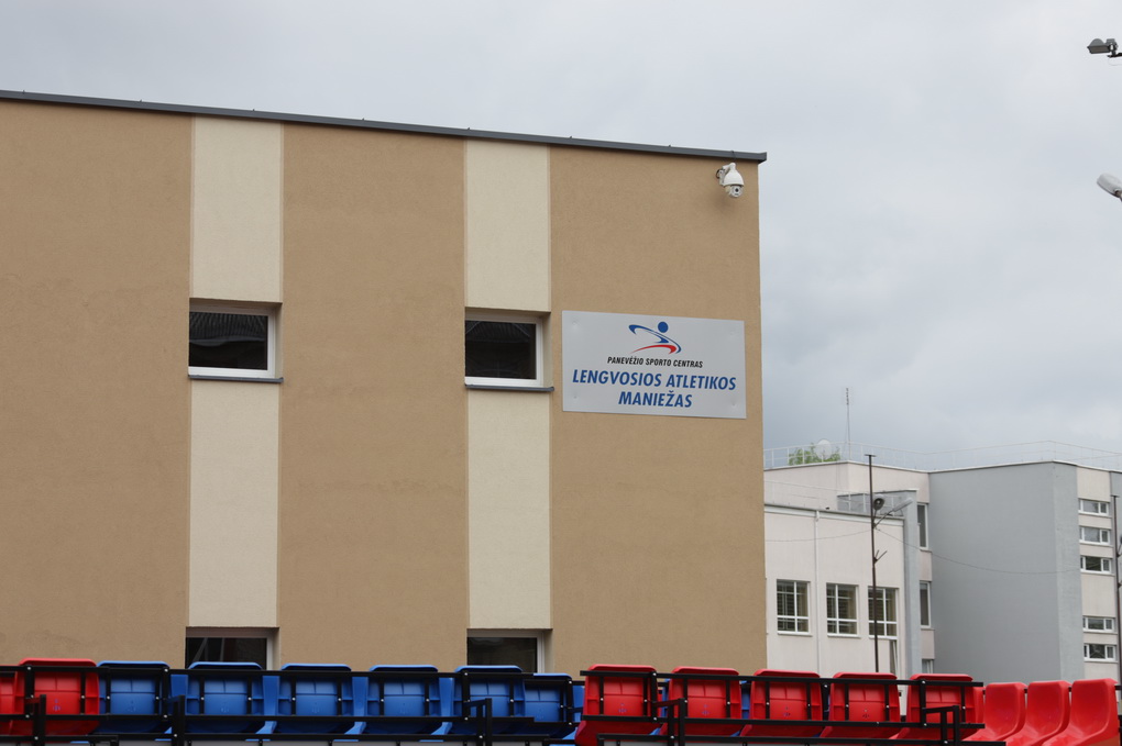 Panevėžio lengvaatlečiai nežino, piktintis ar juoktis: miesto lengvosios atletikos maniežui, regis, tarsi kažkas būtų prakeiksmą atsiuntęs. Anksčiau lyjant treniruotis reikėjo lakstant tarp išrikiuotų kibirų. Dabar maniežas pusiau luptas, pusiau skustas – pradėta rekonstrukcija įstrigo, o Savivaldybei tenka vėl ieškoti naujo rangovo.