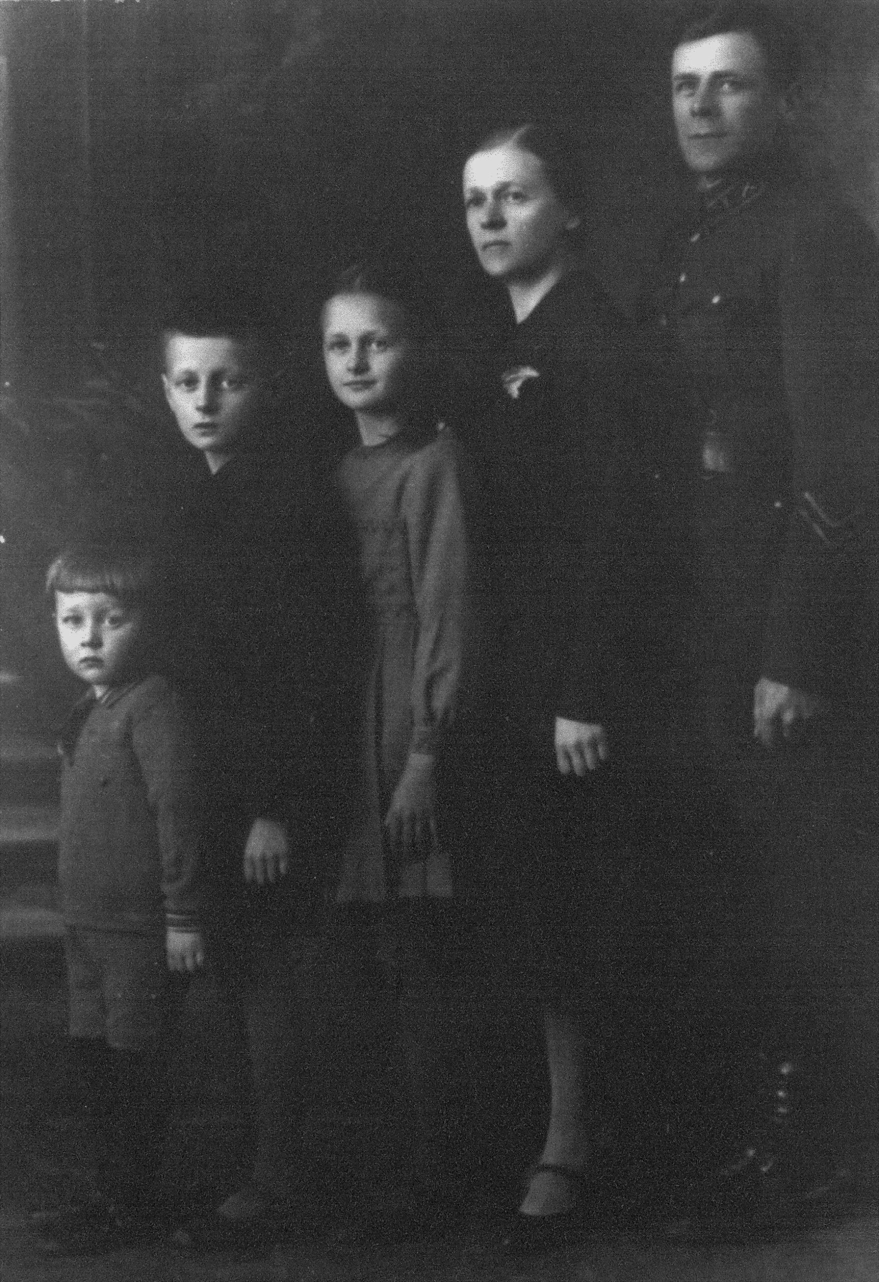 Ona Maksimaitienė su vyru Antanu, dukra Rimgaile ir sūnumis Algirdu ir Mindaugu. PANEVĖŽIO APSKRITIES GABRIELĖS PETKEVIČAITĖS-BITĖS VIEŠOSIOS BIBLIOTEKOS (Onos Maksimaitienės fondo) nuotr.