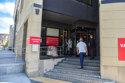 Lietuvoje prasidėjusi masinė vakcinacija, kai skiepytis gali visi norintys nuo šešiolikos metų, jau pirmąją dieną susidūrė su nesklandumais.