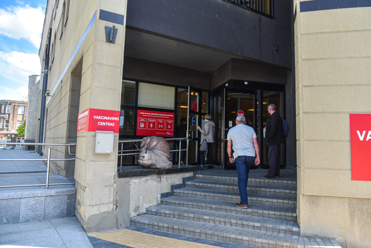 Lietuvoje prasidėjusi masinė vakcinacija, kai skiepytis gali visi norintys nuo šešiolikos metų, jau pirmąją dieną susidūrė su nesklandumais.