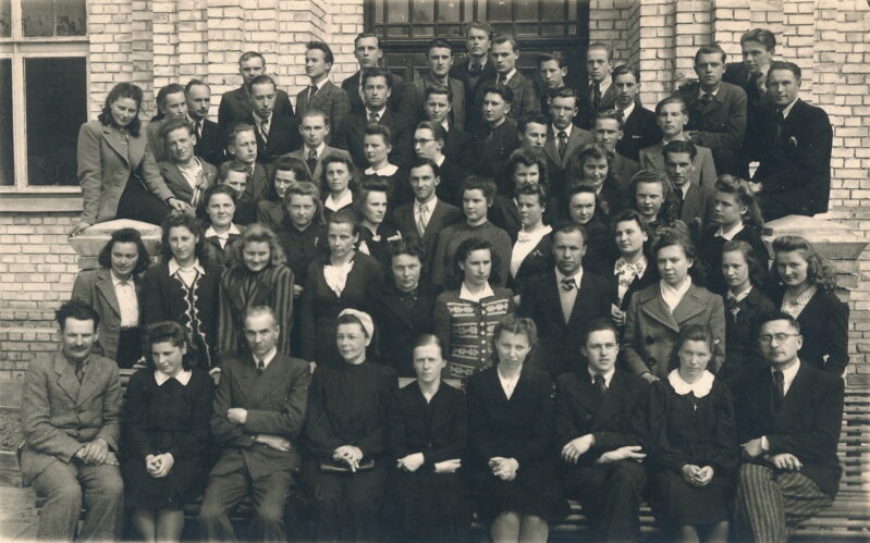 1945-ieji, Panevėžio mokytojų seminarijos IV a ir IV b kursų auklėtiniai ir pedagogai. Pirmoje eilėje centre sėdi Ona Maksimaitienė. PANEVĖŽIO APSKRITIES GABRIELĖS PETKEVIČAITĖS-BITĖS VIEŠOSIOS BIBLIOTEKOS (Laimos Rapšytės fondo) nuotr.