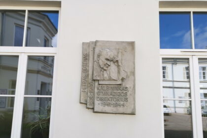 Už meilę tėvynei, lietuvybės puoselėjimą į kalėjimą sodintas, o vėliau namus ir šeimą palikti priverstas mokytojas Petras Būtėnas visada išliko tėvynės patriotas, šį jausmą ugdęs ir savo mokiniams.