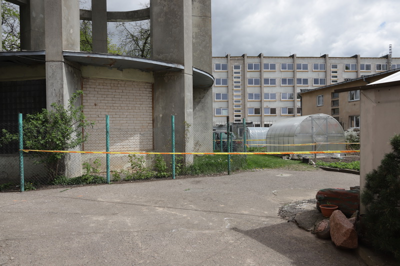Tai, ko Aldonos gatvės gyventojai bijojo, išsipildė ketvirtadienio naktį. Žmonės dėkoja likimui, kad tuo metu, kai krito gabalai, niekas nėjo per kiemą. I. STULGAITĖS-KRIUKIENĖS nuotr.